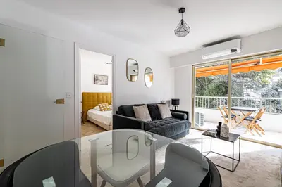 Coin salon dans l'établissement CANNES 2 P avec terrasse PROCHE Hôtel Martinez