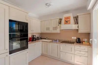 Cuisine ou kitchenette dans l'établissement Le Jardin Secret by Golden Riviera Terrasses & accès plage