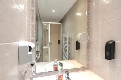 Salle de bains dans l'établissement Le Jardin Secret by Golden Riviera Terrasses & accès plage