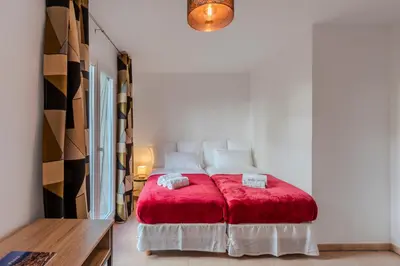 Un ou plusieurs lits dans un hébergement de l'établissement Le Jardin Secret by Golden Riviera Terrasses & accès plage
