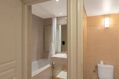 Salle de bains dans l'établissement Le Jardin Secret by Golden Riviera Terrasses & accès plage
