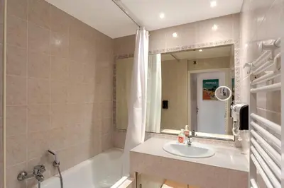 Salle de bains dans l'établissement Le Jardin Secret by Golden Riviera Terrasses & accès plage