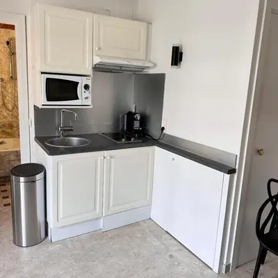 Cuisine ou kitchenette dans l'établissement 2P Between Croisette Beaches and Antibes Street