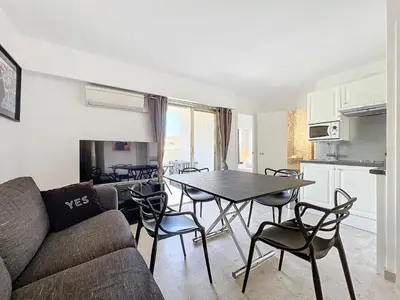 Cuisine ou kitchenette dans l'établissement 2P Between Croisette Beaches and Antibes Street