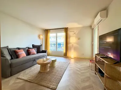 Télévision ou salle de divertissement dans l'établissement Le Montébello SCLS - Wifi, Climatisation, Parking