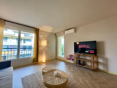 Télévision ou salle de divertissement dans l'établissement Le Montébello SCLS - Wifi, Climatisation, Parking