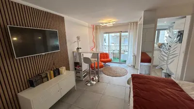 Télévision ou salle de divertissement dans l'établissement Charmant studio Croisette