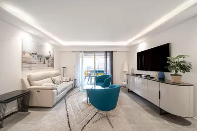 Télévision ou salle de divertissement dans l'établissement REF 1967 - Cannes Center - Apartment for rent