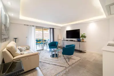 Télévision ou salle de divertissement dans l'établissement REF 1967 - Cannes Center - Apartment for rent