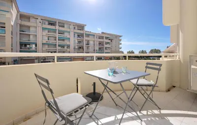 Balcon ou terrasse dans l'établissement Awesome Apartment In Antibes With Wifi
