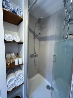 Salle de bains dans l'établissement Biot - Place des Arcades