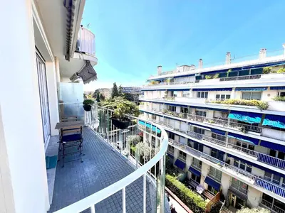Balcon ou terrasse dans l'établissement B030 Grand studio renove spacieux et lumineux