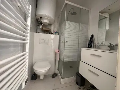 Salle de bains dans l'établissement 2P proche mer sib06