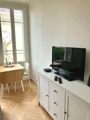 Télévision ou salle de divertissement dans l'établissement Cannes Centre Apartment 2-Room by Palais des Festivals & Beach