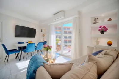 Coin salon dans l'établissement Seabatical Apartment by the beach, 2Bed and 2Baths