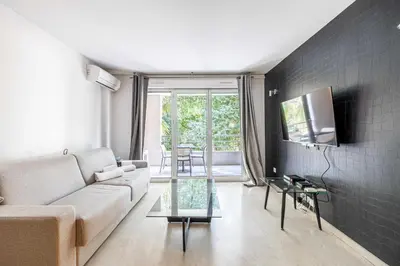 Télévision ou salle de divertissement dans l'établissement Magnificent apartment with parking - AC-balcony