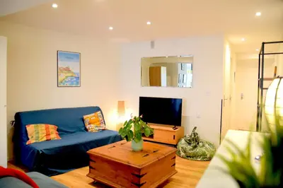 Télévision ou salle de divertissement dans l'établissement PLAYA l Charmant T2 Rénové l Terrasse l Plage