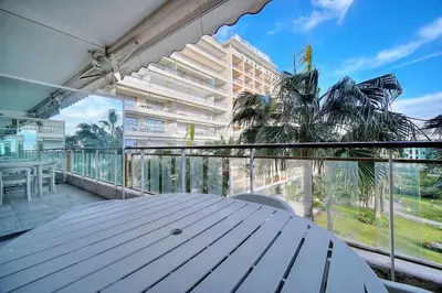 Balcon ou terrasse dans l'établissement REF 1908 - Cannes Croisette - Apartment for rent