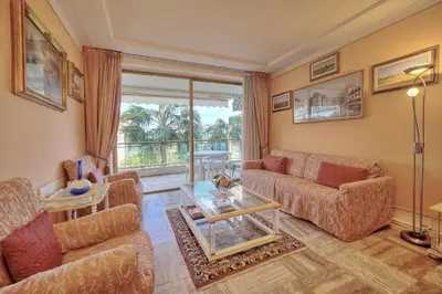 Coin salon dans l'établissement REF 1908 - Cannes Croisette - Apartment for rent