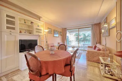 Télévision ou salle de divertissement dans l'établissement REF 1908 - Cannes Croisette - Apartment for rent