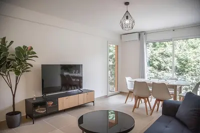 Télévision ou salle de divertissement dans l'établissement Appartement tout confort au Cœur d'Antibes