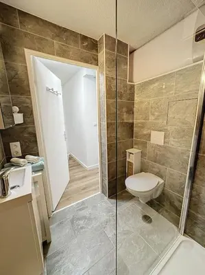 Salle de bains dans l'établissement Studio proche mer - Climatisé