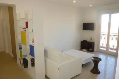 Télévision ou salle de divertissement dans l'établissement REF 990 - Cannes Center - Apartment for rent