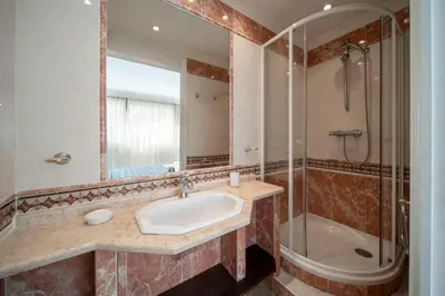 Salle de bains dans l'établissement REF 30 - Cannes Croisette - Sea and gardens view apartment for rent