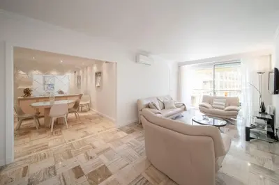 Coin salon dans l'établissement REF 30 - Cannes Croisette - Sea and gardens view apartment for rent