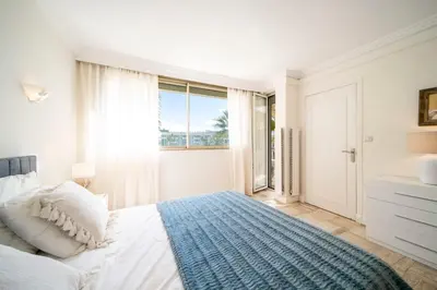 Un ou plusieurs lits dans un hébergement de l'établissement REF 30 - Cannes Croisette - Sea and gardens view apartment for rent