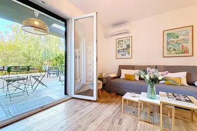 Coin salon dans l'établissement Antibes - Jardin Privé & Piscine - Plage à 2 km