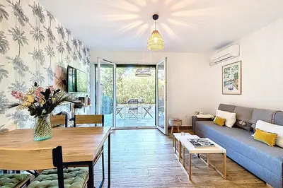 Coin salon dans l'établissement Antibes - Jardin Privé & Piscine - Plage à 2 km