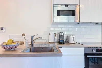 Cuisine ou kitchenette dans l'établissement Antibes - Jardin Privé & Piscine - Plage à 2 km