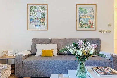 Coin salon dans l'établissement Antibes - Jardin Privé & Piscine - Plage à 2 km