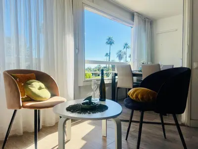 Coin salon dans l'établissement Bel appartement Port Vauban à 100m des plages