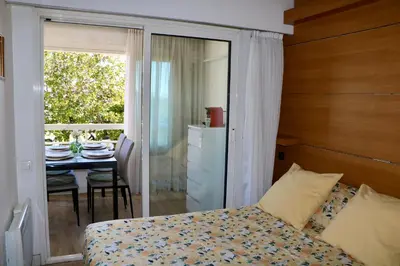 Un ou plusieurs lits dans un hébergement de l'établissement Bel appartement Port Vauban à 100m des plages