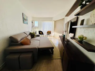 Coin salon dans l'établissement Bel appartement Port Vauban à 100m des plages