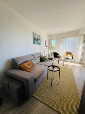 Coin salon dans l'établissement Bel appartement Port Vauban à 100m des plages