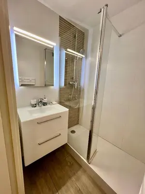 Salle de bains dans l'établissement Bel appartement Port Vauban à 100m des plages
