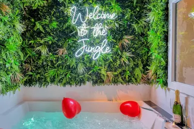 Plan de l'établissement The Jungle - Jacuzzi, Sauna & Projector