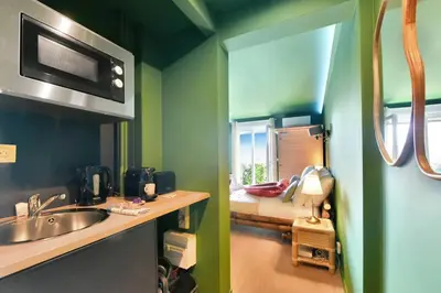 Cuisine ou kitchenette dans l'établissement The Jungle - Jacuzzi, Sauna & Projector