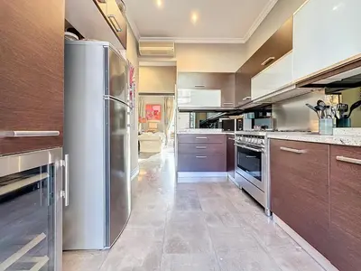 Cuisine ou kitchenette dans l'établissement Beautiful 2 bedroom bourgeois style Antibes 333