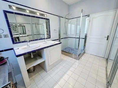 Salle de bains dans l'établissement Beautiful 2 bedroom bourgeois style Antibes 333