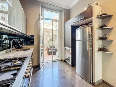 Cuisine ou kitchenette dans l'établissement Beautiful 2 bedroom bourgeois style Antibes 333