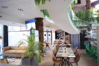 Restaurant ou autre lieu de restauration dans l'établissement SoBlue Hôtel