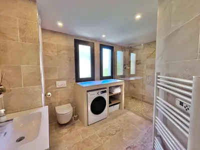 Salle de bains dans l'établissement LE TRAVOLTA avec merveilleuse terrasse, chic et lumineux à deux pas du centre-ville