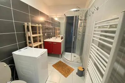 Salle de bains dans l'établissement 06CH Beautiful T3 with terrace - 300m Exflora park