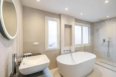 Salle de bains dans l'établissement LE GRAND BOIS élégant et chaleureux avec balcon, au calme et à deux pas du centre-ville