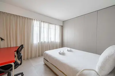 Un ou plusieurs lits dans un hébergement de l'établissement LE GRAND BOIS élégant et chaleureux avec balcon, au calme et à deux pas du centre-ville