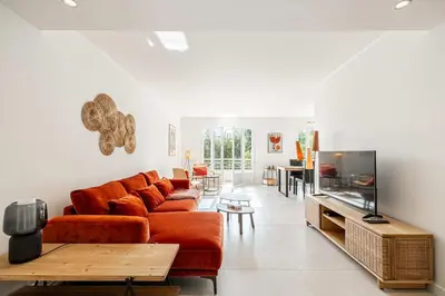Télévision ou salle de divertissement dans l'établissement LE GRAND BOIS élégant et chaleureux avec balcon, au calme et à deux pas du centre-ville